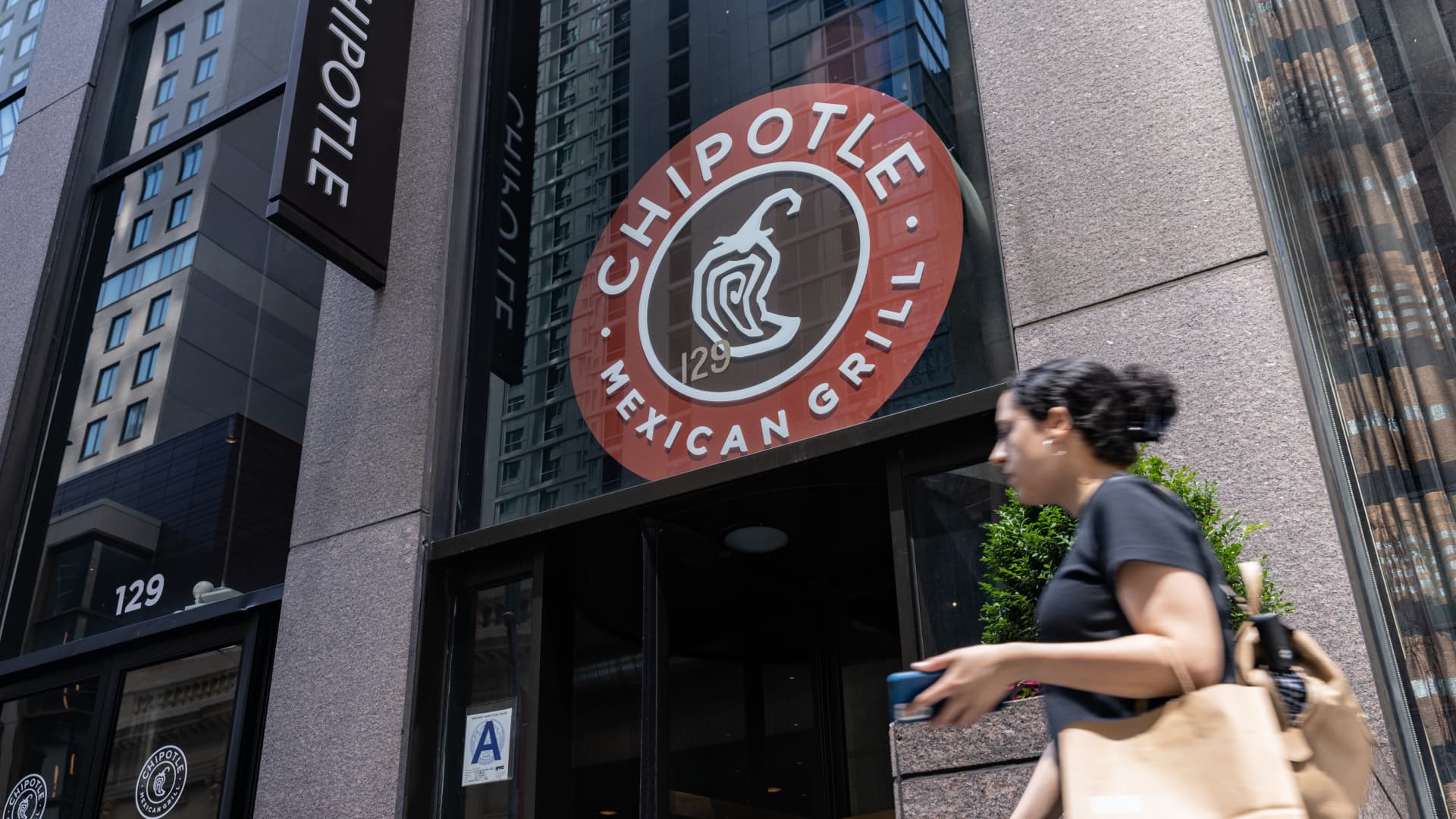 Chipotle收益和收入高于预期，餐厅客流量再次上升