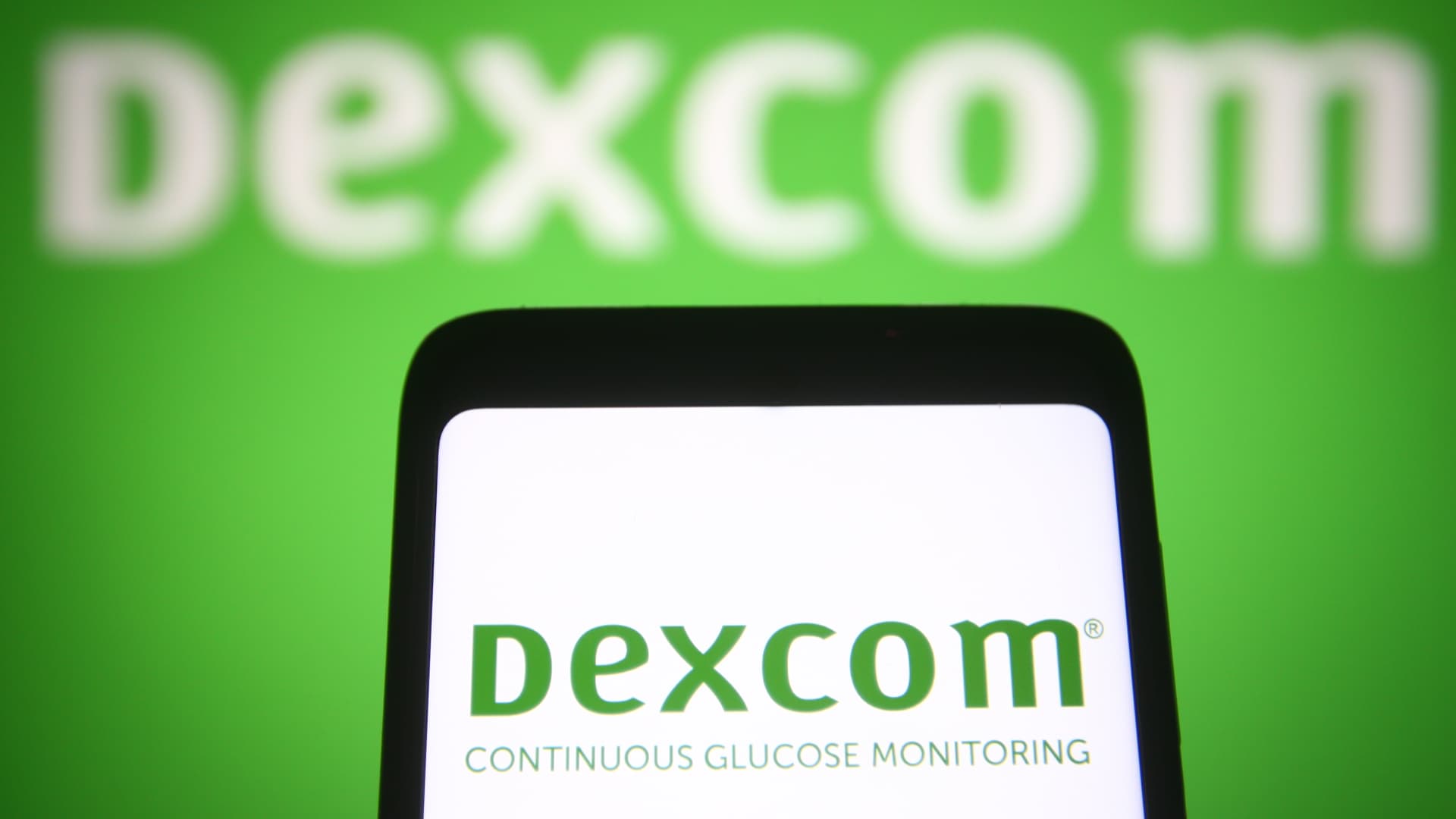 Dexcom股价暴跌30%以上，此前该公司下调了财政年度指引